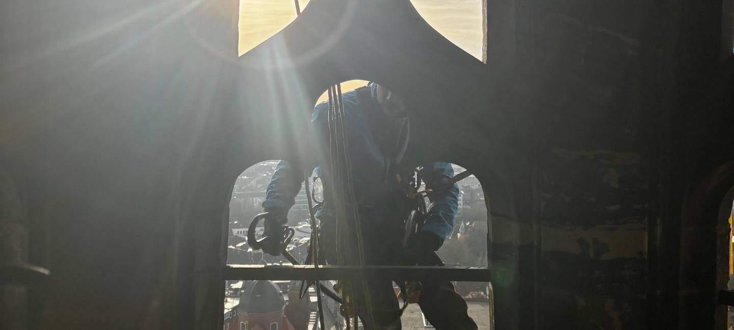 Die Himmelsleiter an der Lambertikirche leuchtet wieder in ihrer vollen Pracht. Kletterer reparierten die defekte Stelle.