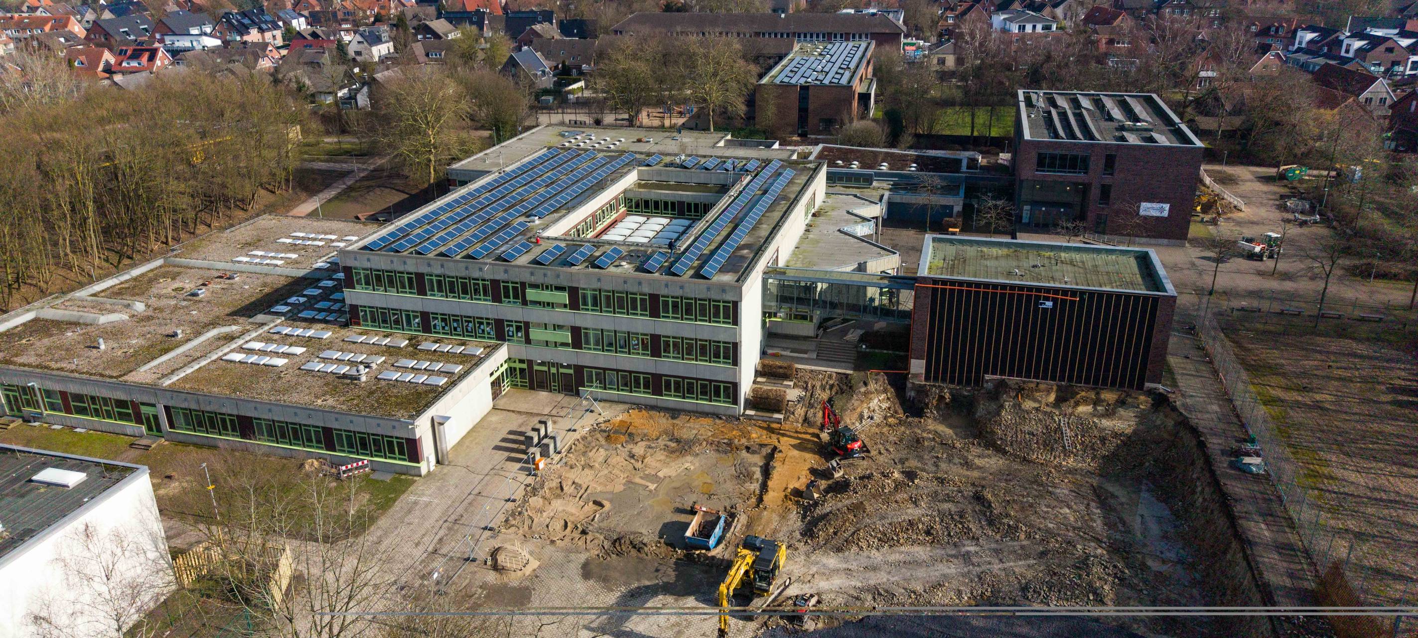 Der Neubau mit Mensa und zeitgemäßen naturwissenschaftlichen Fachräumen wird unmittelbar neben den bestehenden Gebäuden der Gesamtschule errichtet.