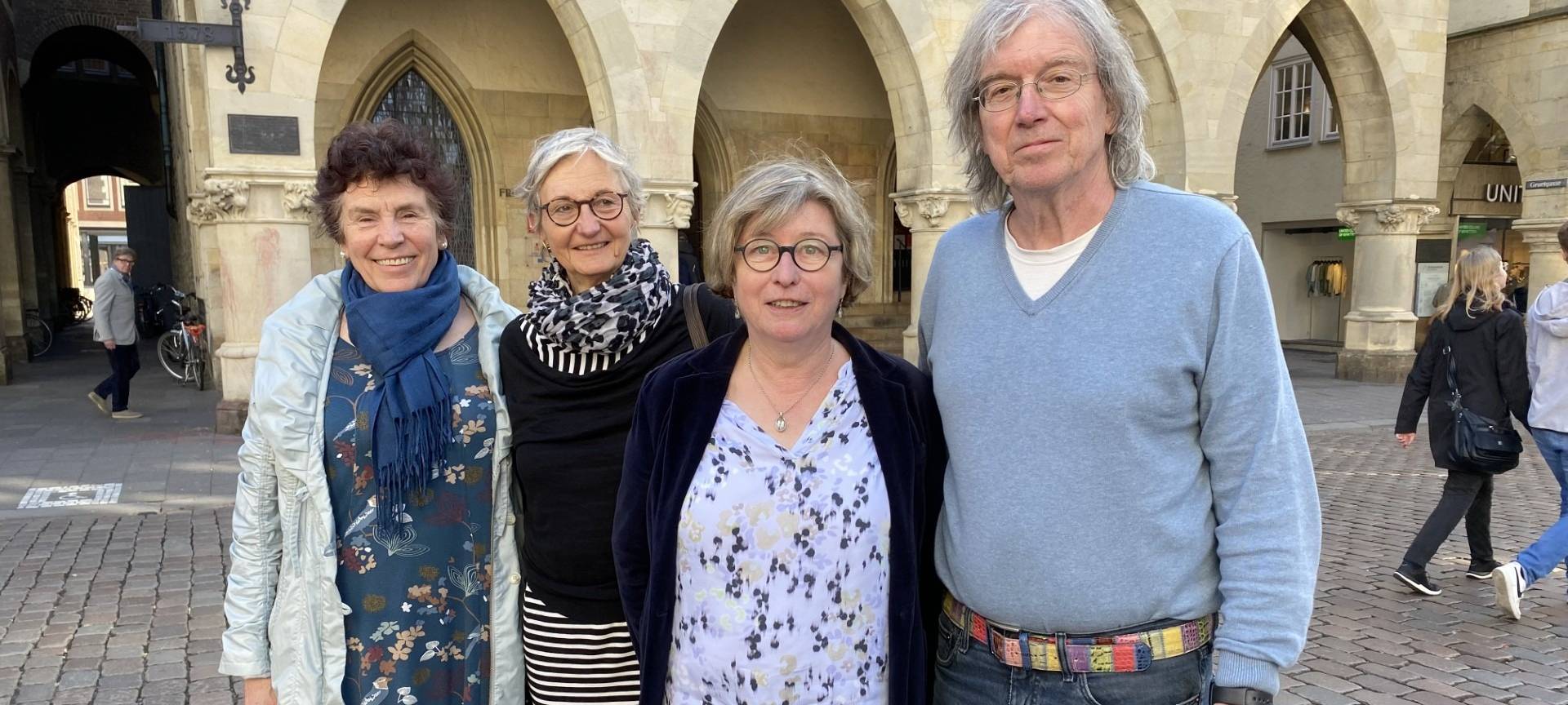 Vom Vorstand des Vereins "Alternativer Westfälischer Friedenspreis"; v.l.n.r.: Brigitte Hornstein, Christel Rosendahl, Juliane Brüggemann, Rüdiger Sagel.