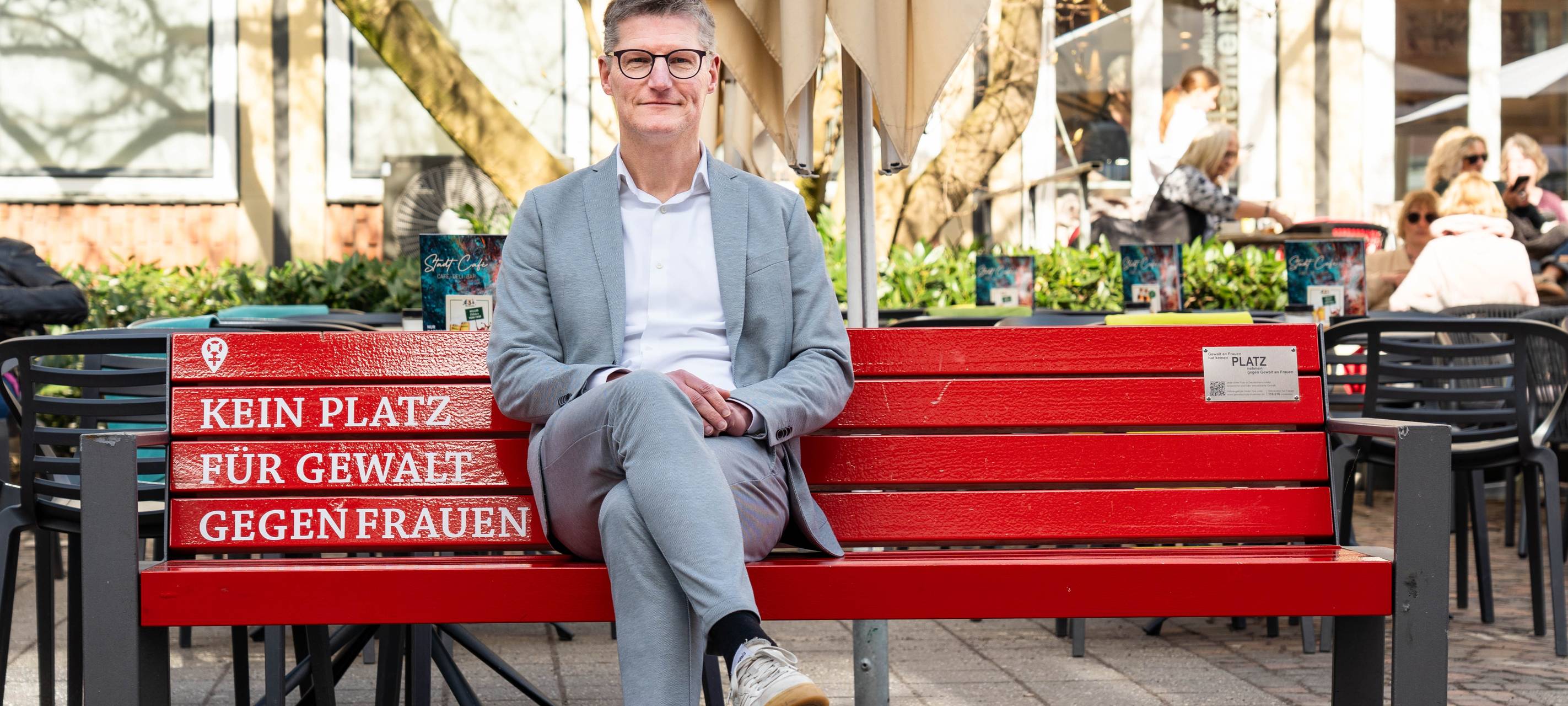 Münsters Oberbürgermeister Tilman Fuchs appelliert, Gewalt gegen Frauen nicht zu bagatellisieren. Als Zeichen gegen die Tabuisierung des Problems steht die Rote Bank in den kommenden Monaten vor dem Stadthaus 1.