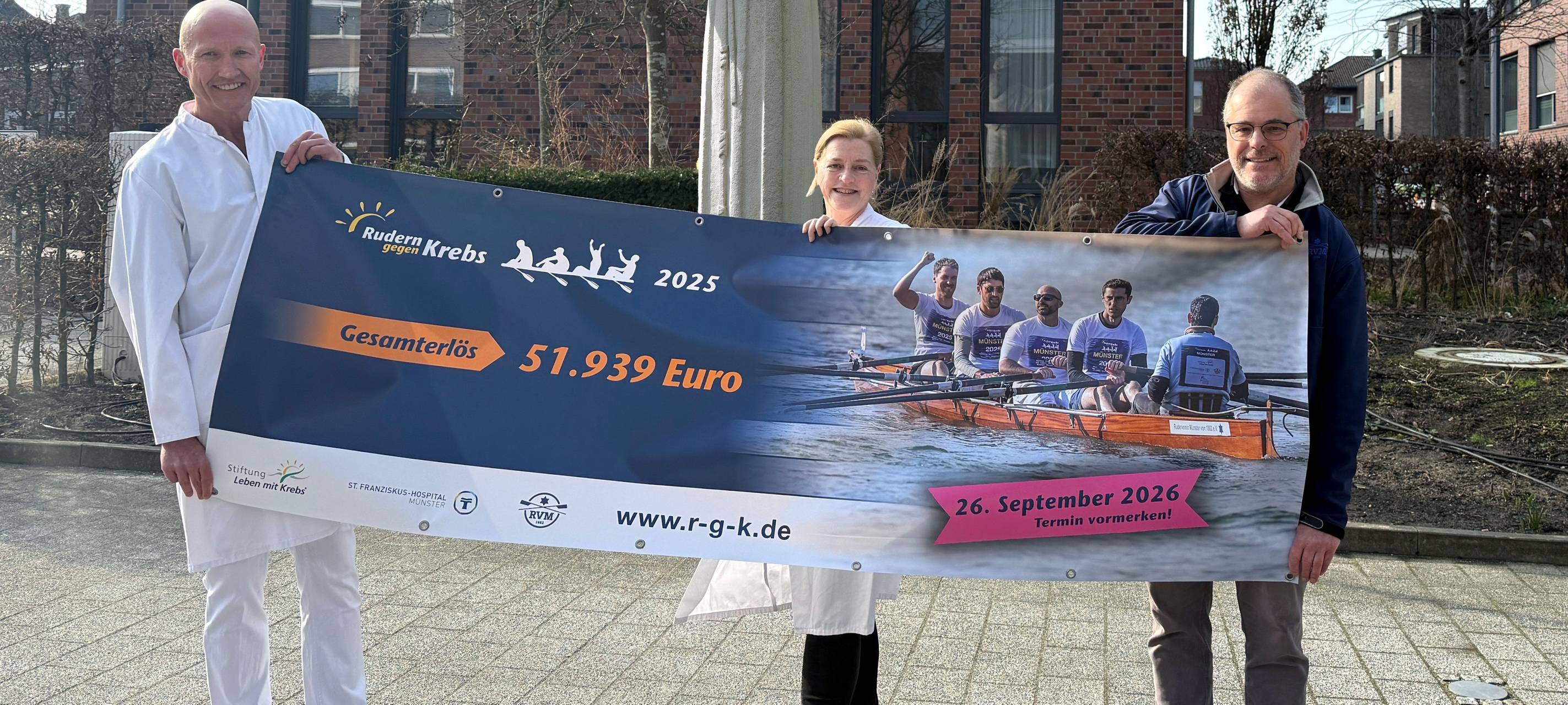Freuen sich über den Erlös in Höhe von 51.939 Euro der ersten Benefizregatta „Rudern gegen Krebs“ in Münster (v.l.n.r): Prof. Dr. Matthias Brüwer, Ärztlicher Direktor des Franziskus Hospitals, Dr. Anne Bremer, Chefärztin der Klinik für Hämatologie und internistische Onkologie, sowie Sebastian Fuchs, Leiter Abteilung Breiten- und Freizeitsport RVM.