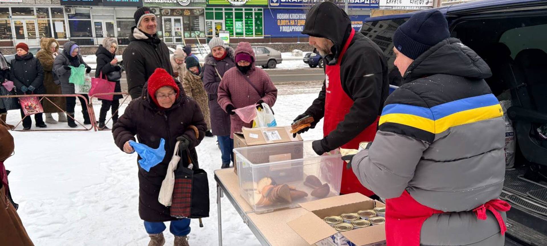 Im aktuellen kalten Winter benötigen die Menschen in der Ukraine neben Lebensmitteln, wie sie die Caritas hier im Januar in Kiew verteilt hat, vor allem Generatoren und Ladestationen.