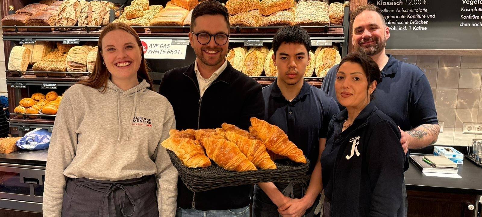 Vier Personen in einer Backstube