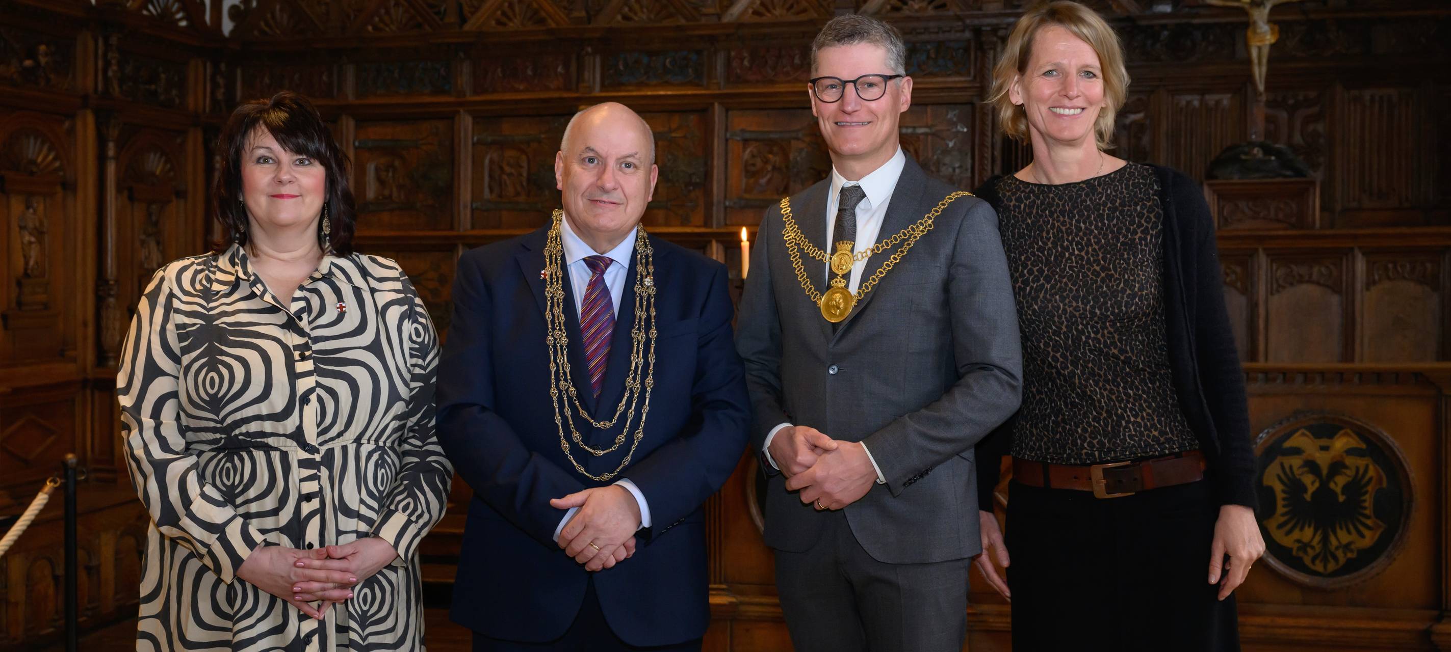 Oberbürgermeister Tilman Fuchs (2. v.r.) und seine Ehefrau Claudia Fuchs (r.) empfingen Martin Rowley, Lord Mayor von Münsters englischer Partnerstadt York, und seine Ehefrau Elizabeth Rowley am Samstag, 28. März, im Friedenssaal im Historischen Rathaus.