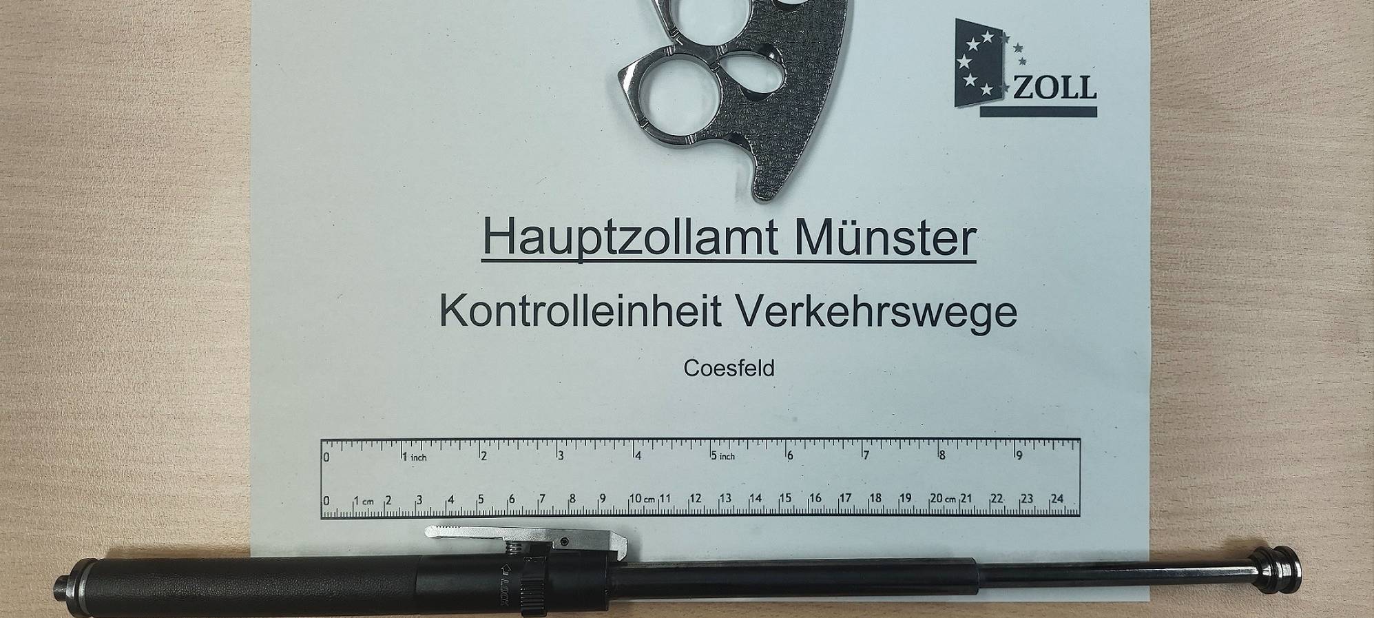 Im Rahmen einer Fahrzeugkontrolle fand der Zoll einen Teleskopschlagstock, einen Schlagring sowie ein Taschenmesser.