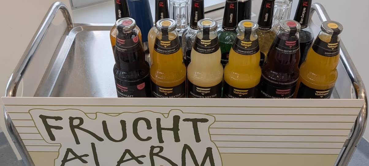 So sieht der Cocktail-Stand aus, den die ehrenamtlichen "Fruchtis" auf die Station schieben, um mit den krebskranken Kindern Cocktails zu mixen.