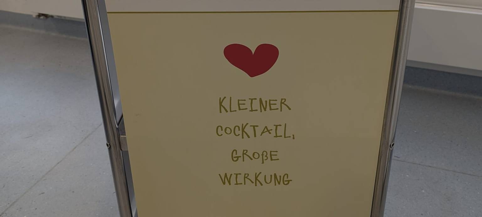 An der Uniklinik werden auf der Kinderkrebsstation Cocktails gemischt, damit die kranken Kinder genügend Flüssigkeit zu sich nehmen.