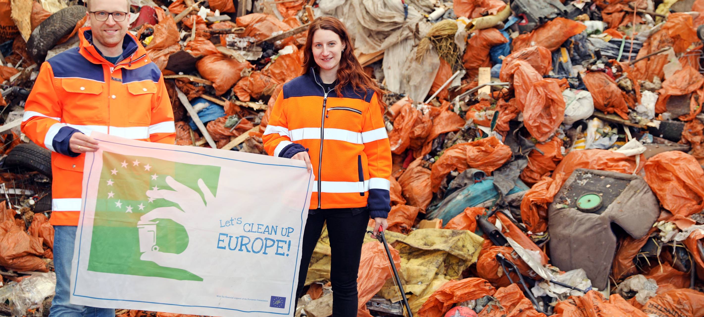 Dr. Daniel Baumkötter, technischer Betriebsleiter der awm, und Maren Wolff aus dem awm-Bildungsteam zeigen die während der Aktionswoche „Sauberes Münster 2026“ gesammelten Abfälle.