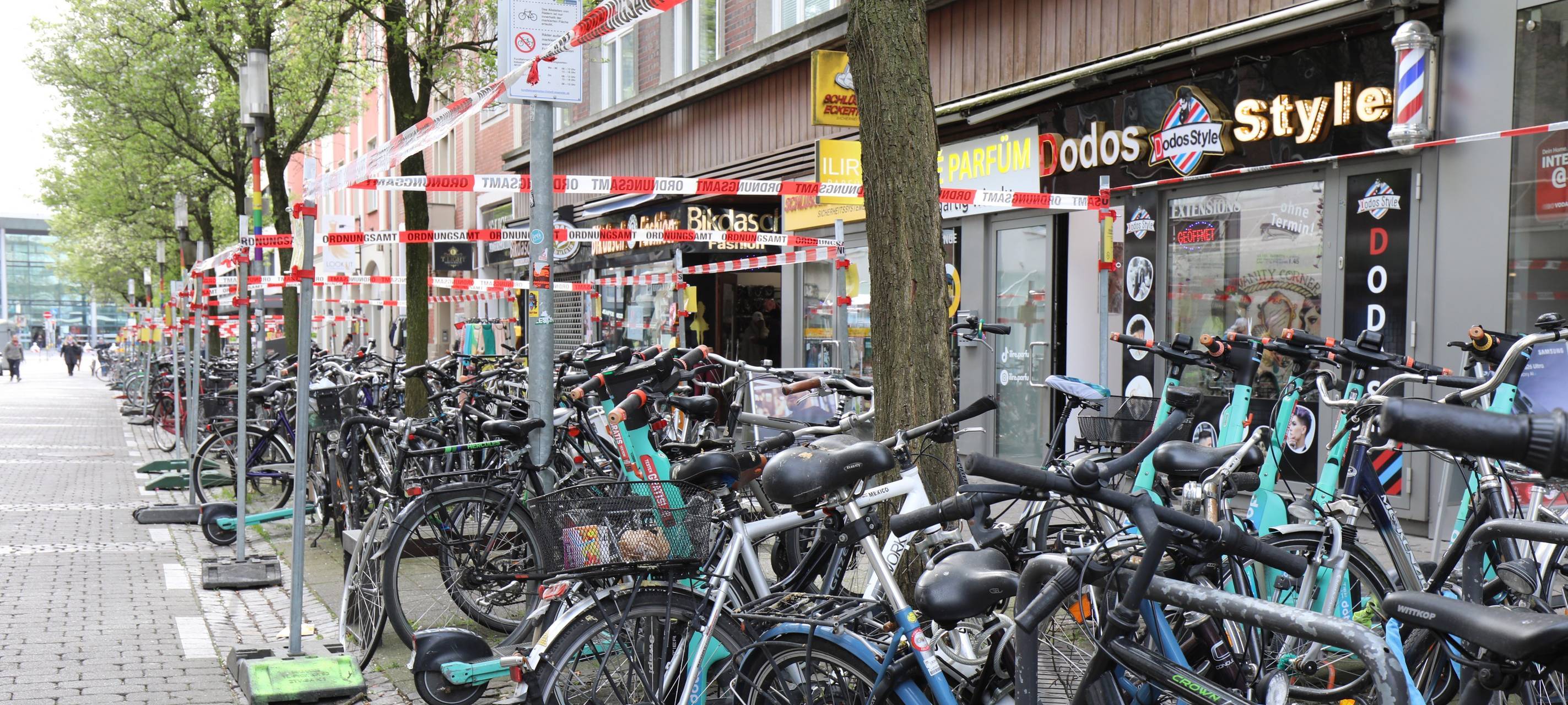 In der Windthorststraße sollen neue Parkmarkierungen dafür sorgen, dass die Zugänge zu den Geschäften frei von Fahrrädern bleiben.