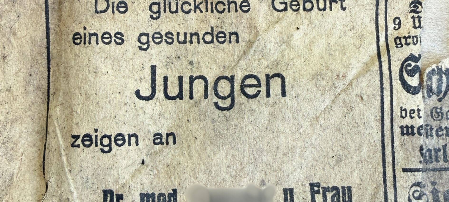 Die Architektinnen Silke Riegel (links) und Laura Kosse vom FACT Baumanagement haben auf der Baustelle der neuen Kreißsäle im St. Franziskus-Hospital Münster eine 100 Jahre alte Geburtsanzeige gefunden.