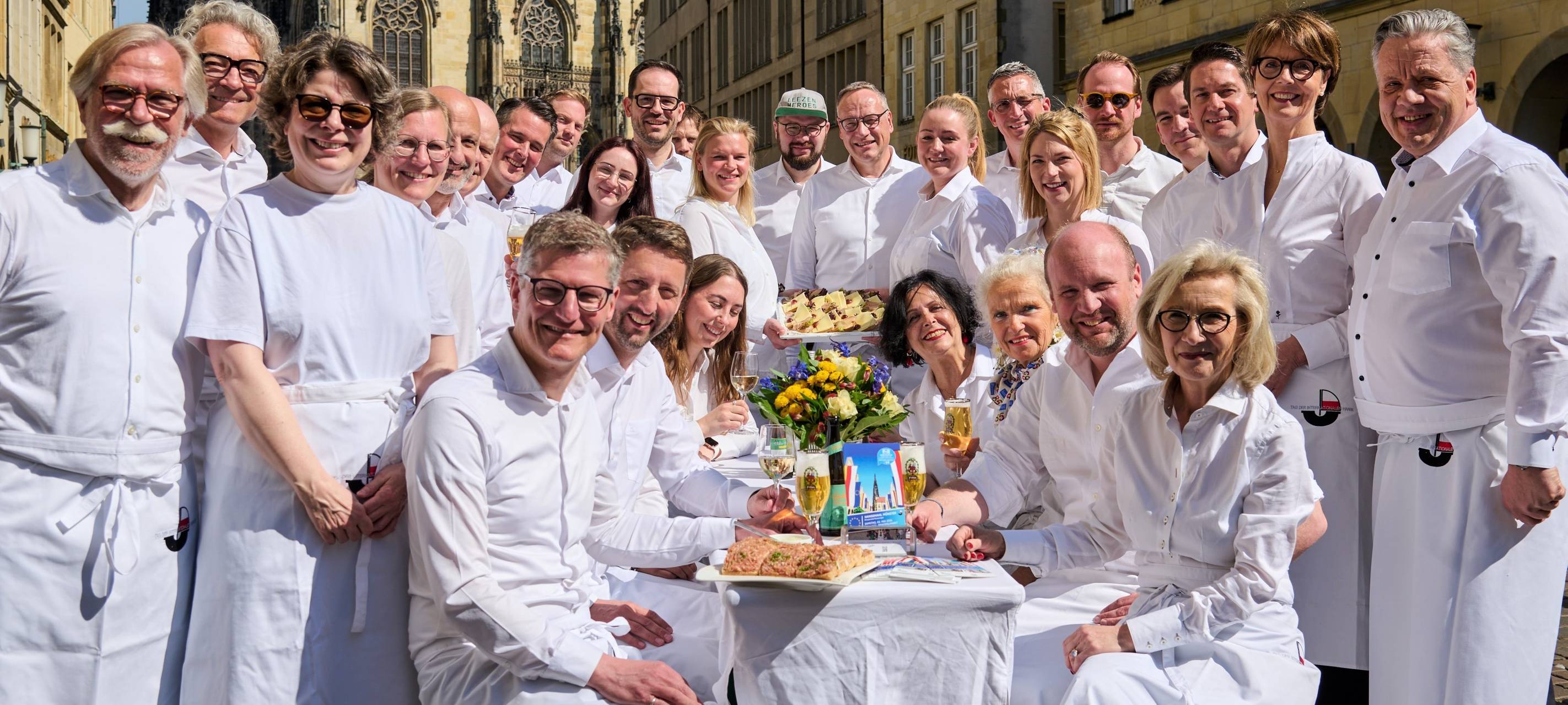 Gemeinsam mit Oberbürgermeister Tilman Fuchs laden Vertreterinnen und Vertreter der Stadt Münster, der Initiative Starke Innenstadt sowie der Kaufleute ein zum Hansemahl auf dem Prinzipalmarkt am Samstag, 2. Mai.
